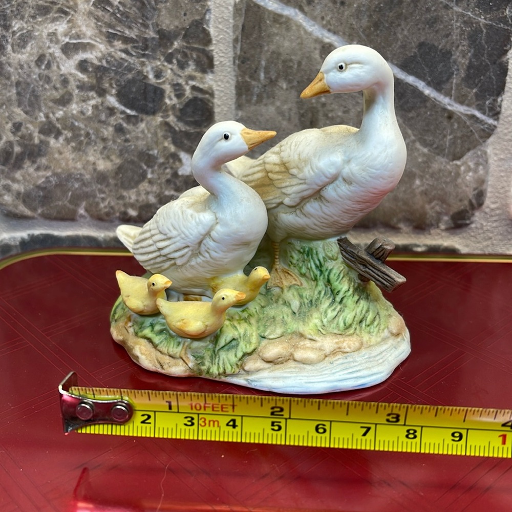 HOMCO #1459 DUCKS 🦆 WITH 3 BABY DUCKS yellow white and green.